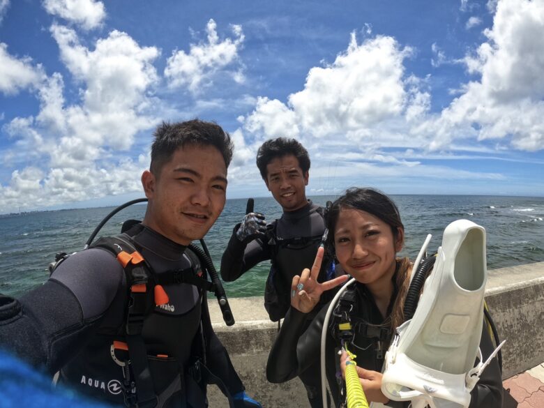 沖縄の海と空と男性