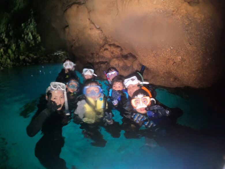 家族旅行で訪れた青の洞窟での家族写真