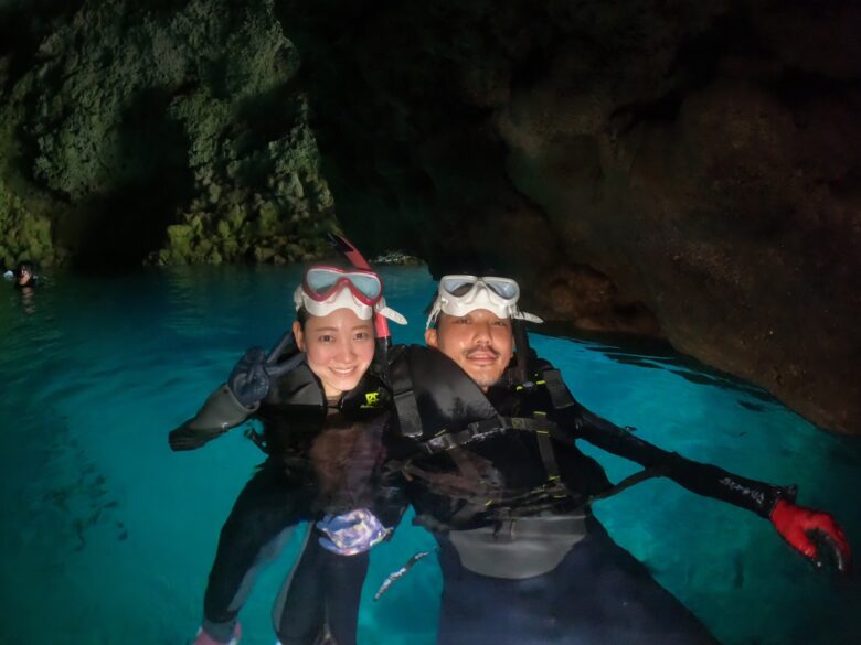 青の洞窟でしゅのーけうを楽しむカップル